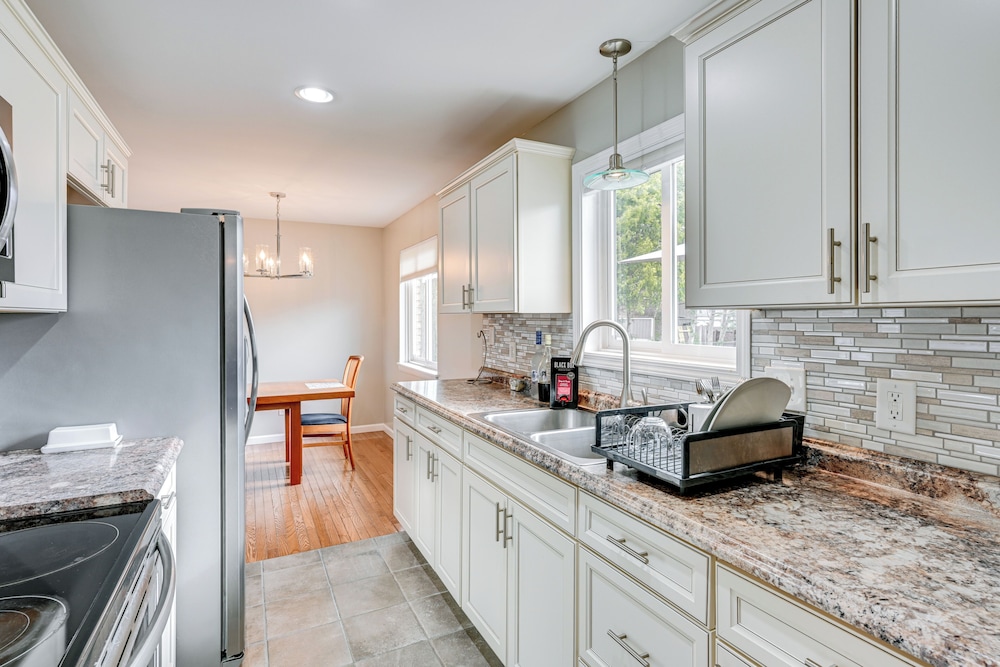 3 Mi to Dtwn Saginaw: Spacious & Updated Home!