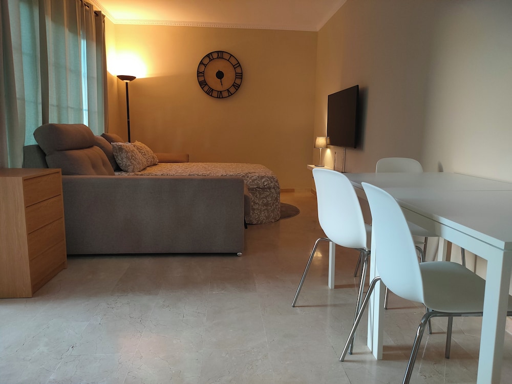 Comfortable Modern House With Jacuzzi, and Access to Swimming Pool