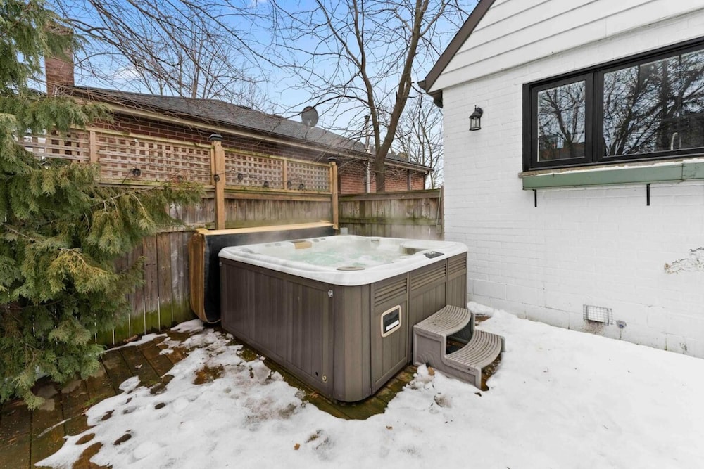 Spacious 2bdrm Home in Burlington