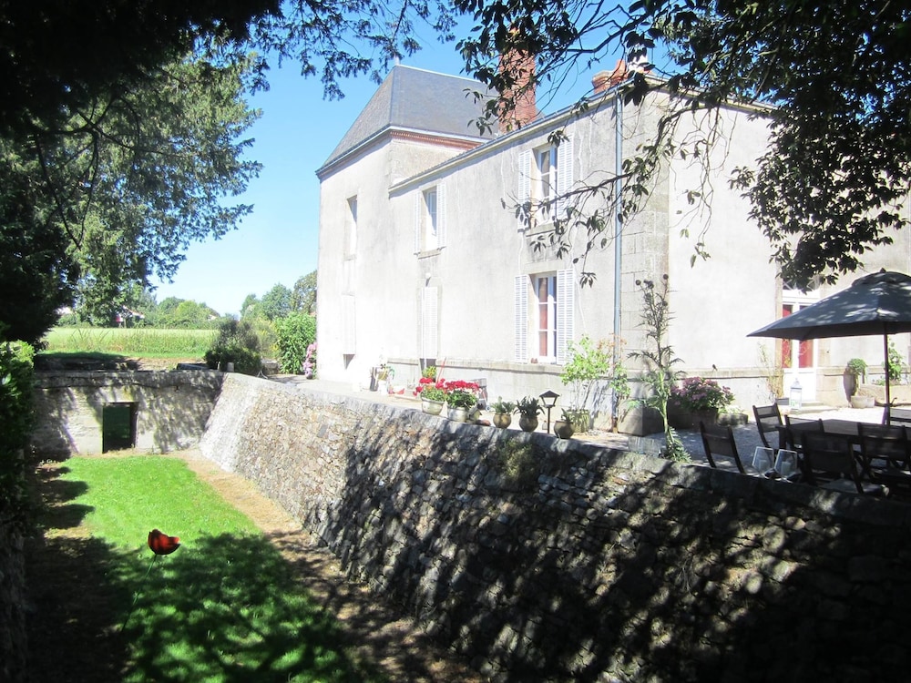 Le Manoir Aux Douves
