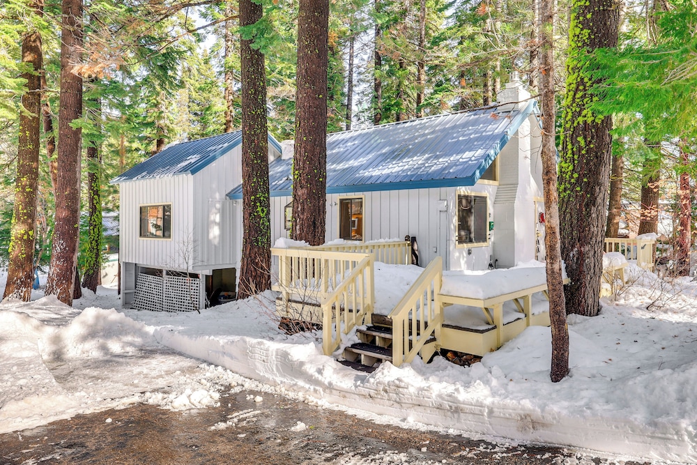< 2 Blocks to Lake Tahoe: Family Home Near Skiing