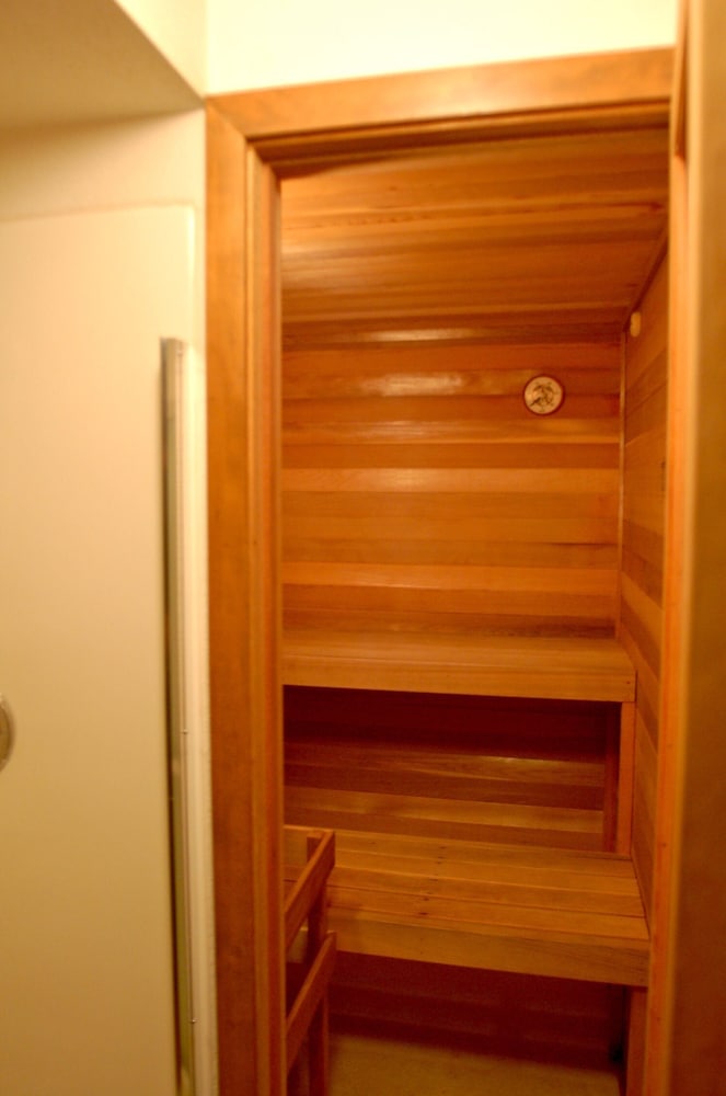 Snowater Condo #84 - Large Condo With Private Sauna and Soaker tub