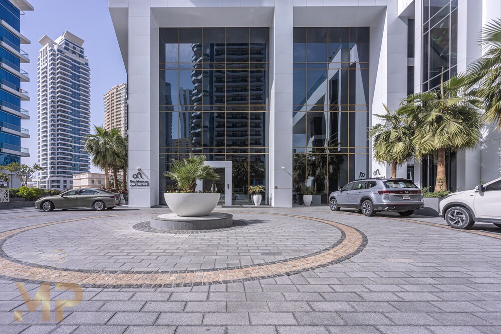 Marco Polo - Surreal Sea, Marina & Dubai Eye View on High Floor