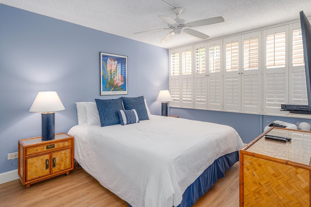 Kamaole Sands 6-303 - Courtyard and Ocean Views From Renovated 3rd Floor Condo