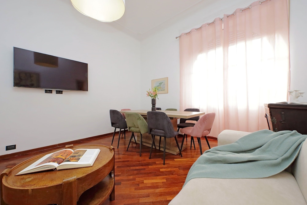 Giuliana Giant Apartment