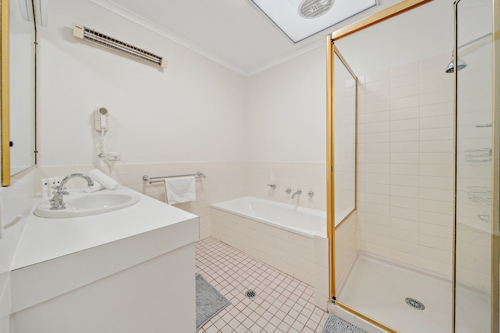 2-bed With Pool, Bbq, Tennis Court & Parking