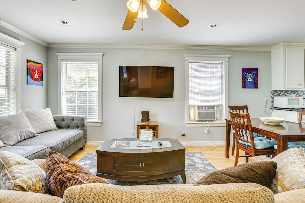 9 Mi to Downtown Houston: Cozy Cottage w/ Patio!