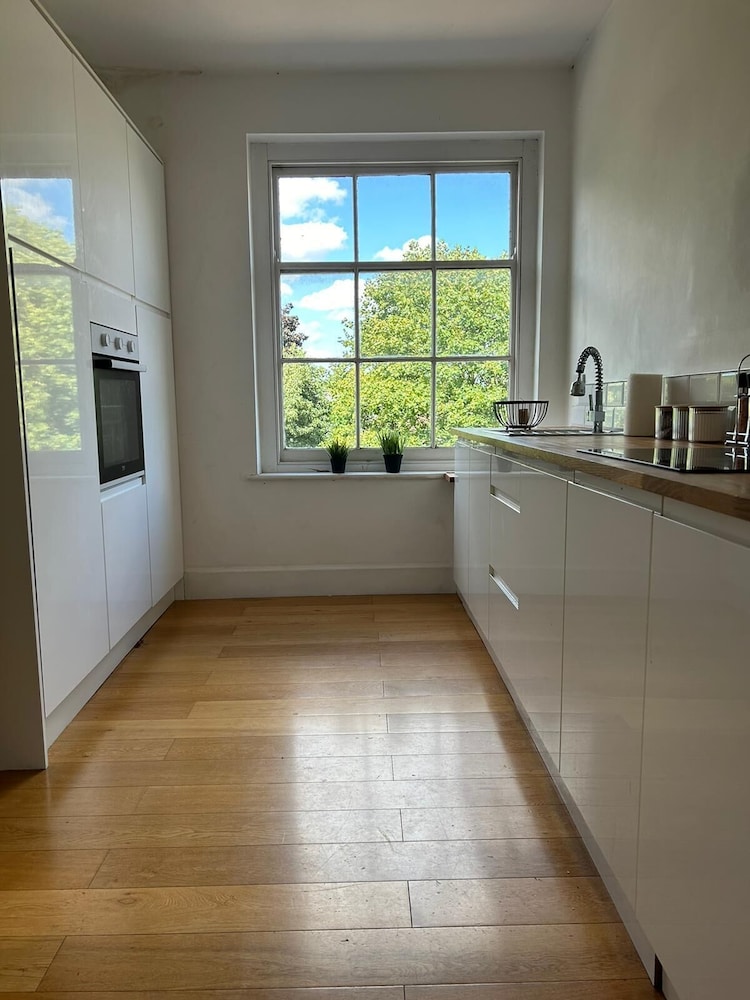 AMAZING CENTRAL 3 bed REFURB sleeps 5 view 4