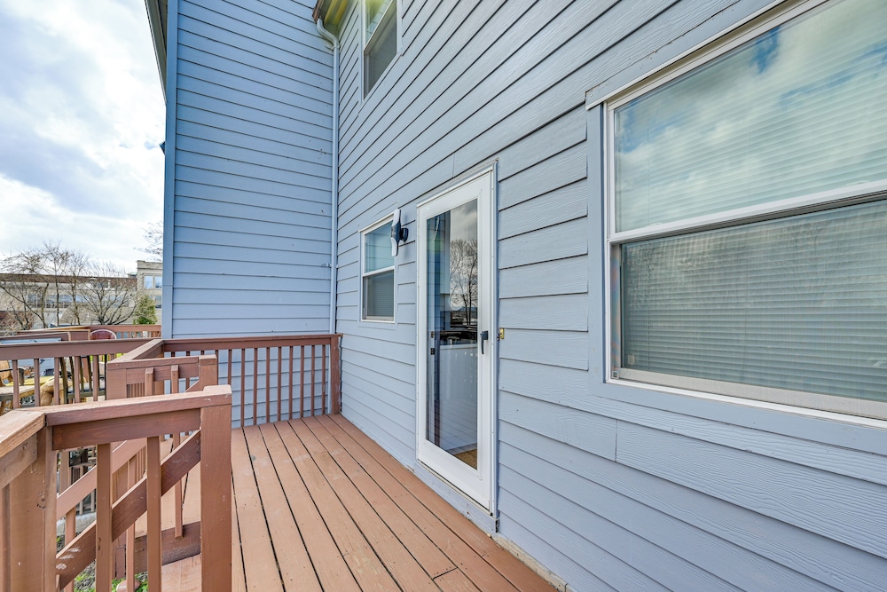 Townhome 1 Mi to Colt Park & Industrial District!