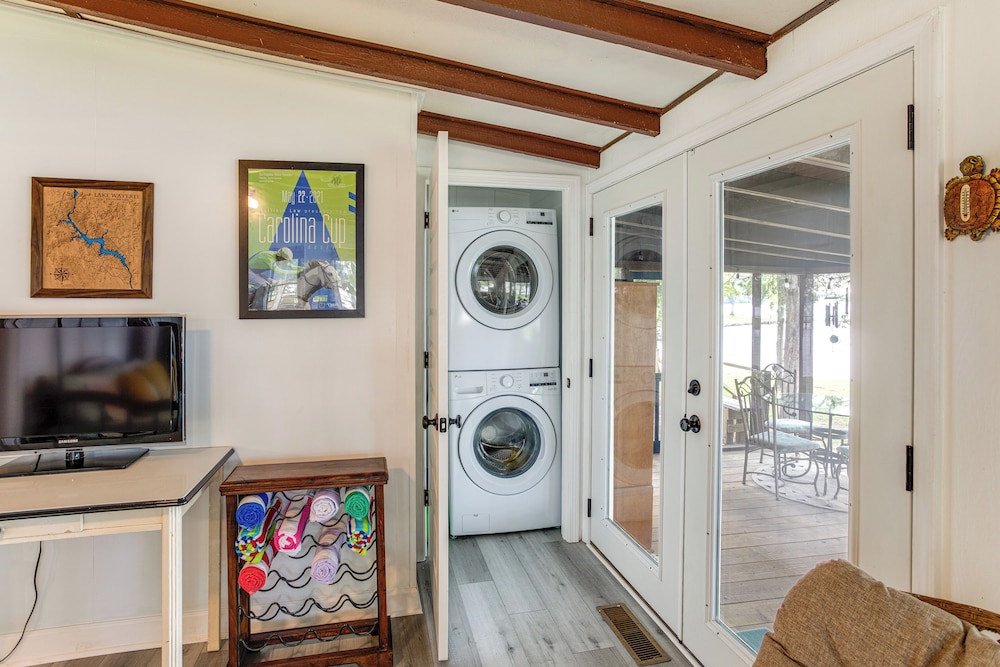 Lake Wateree Retreat: Dock & Screened Porch!
