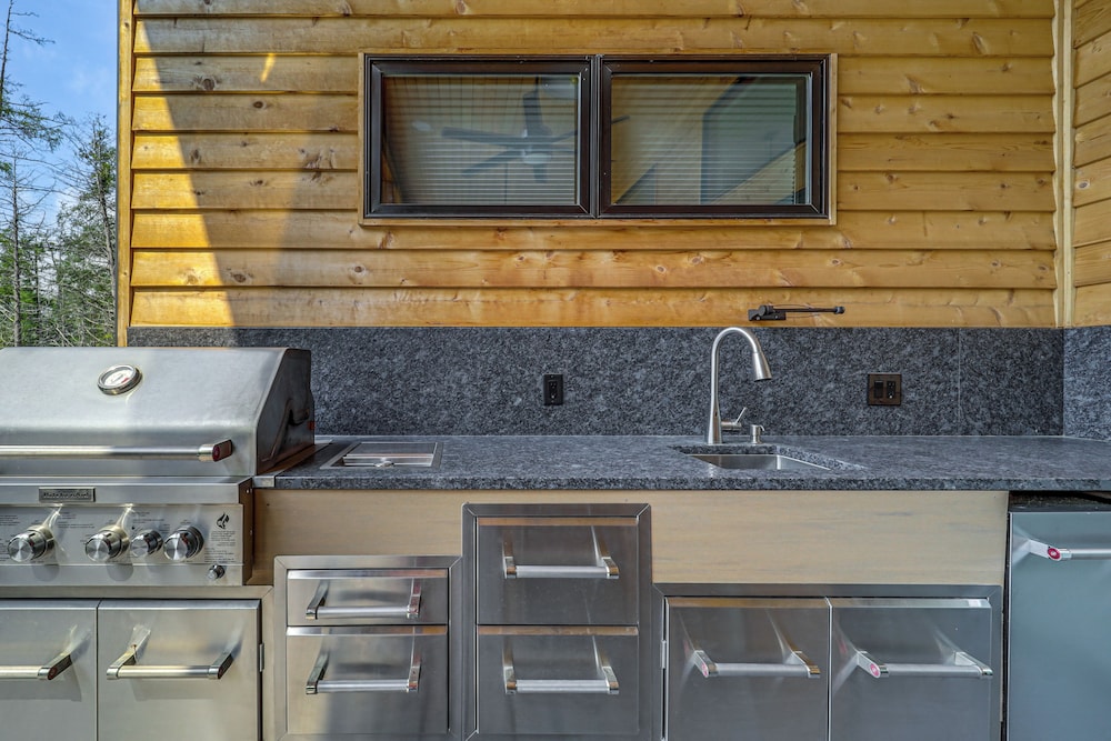 Chic Bellaire Home w/ Outdoor Kitchen on Clam Lake view 4