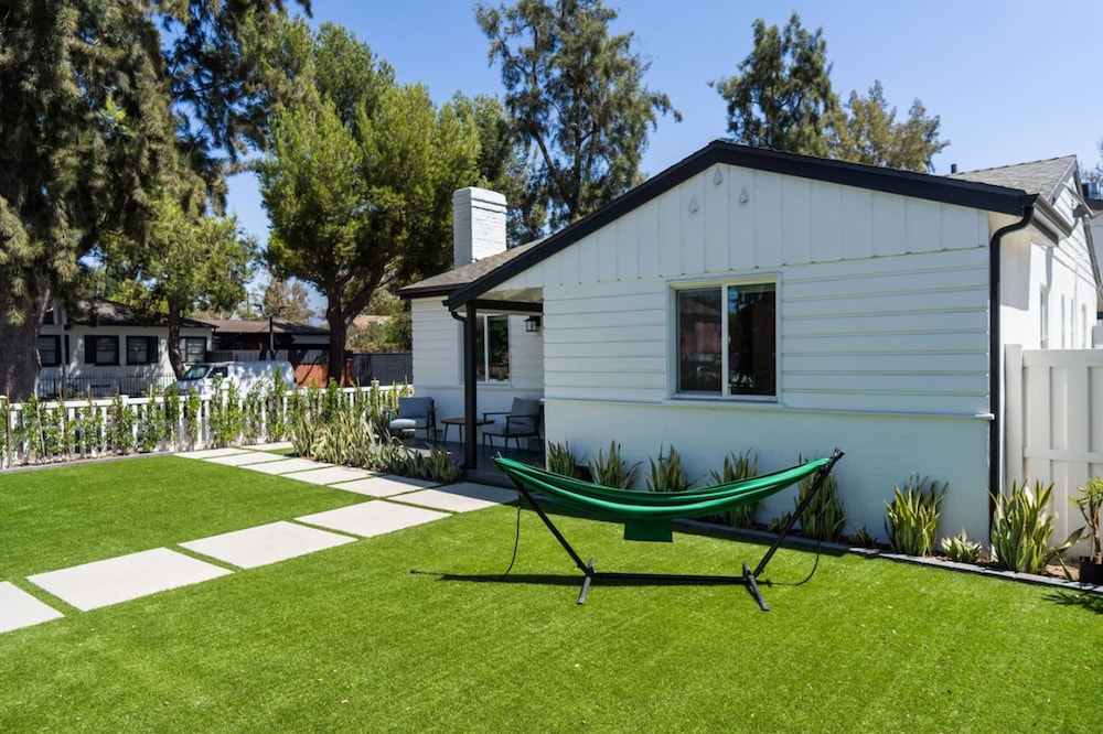 Remodeled 3BR House w Hot Tub Fenced Yard p58