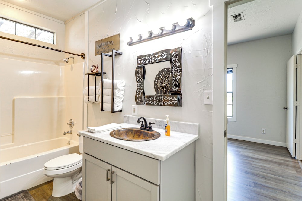 1 Mi to Lake: Pet-friendly Cabin in Strawn