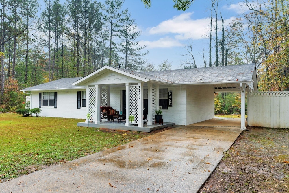 Family-friendly 3br Oasis In Powder Springs 3 Bedroom Home