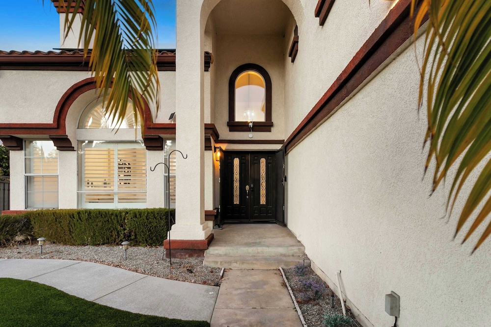 Luxury Pool Home w Theater Games & Mountain View