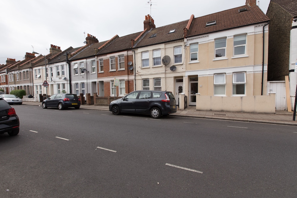 Wimbledon South by Allô Housing