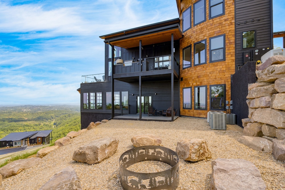 Bear Rug Inn Luxe Stays Pool Views Game Room