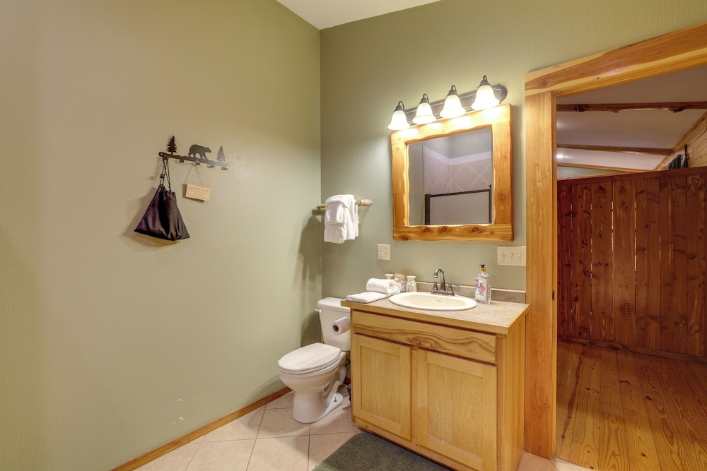 4 Mi to Marina: Cozy Log Cabin in Eureka Springs!