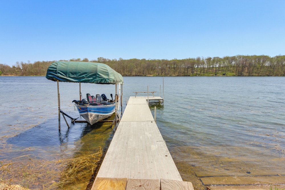 Lakefront Family Home w/ Boat Dock in Underwood