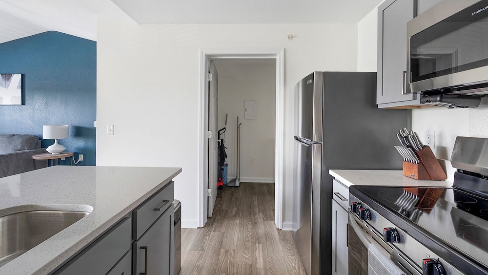 Landing Beautiful 1bd, Courtyard, Clubhouse