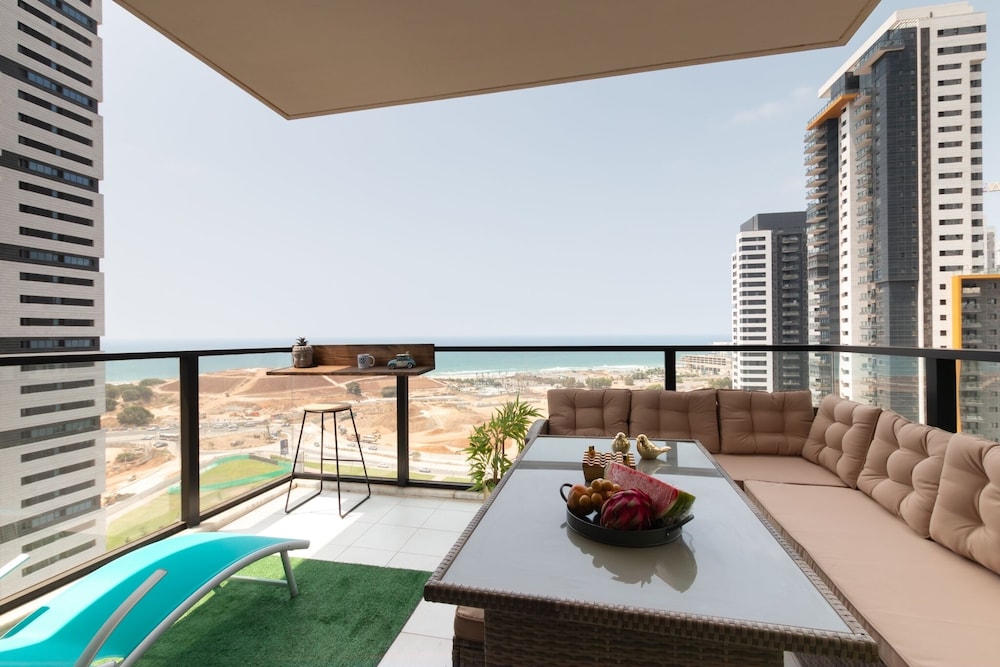 3 BR SeaFront APT Prestigious Tower