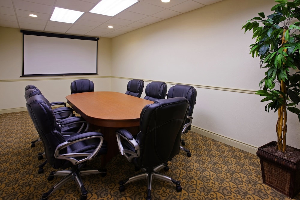 Gananoque Vacations - Holiday Inn Express Hotel  Suites Gananoque, an IHG Hotel - Property Image 9