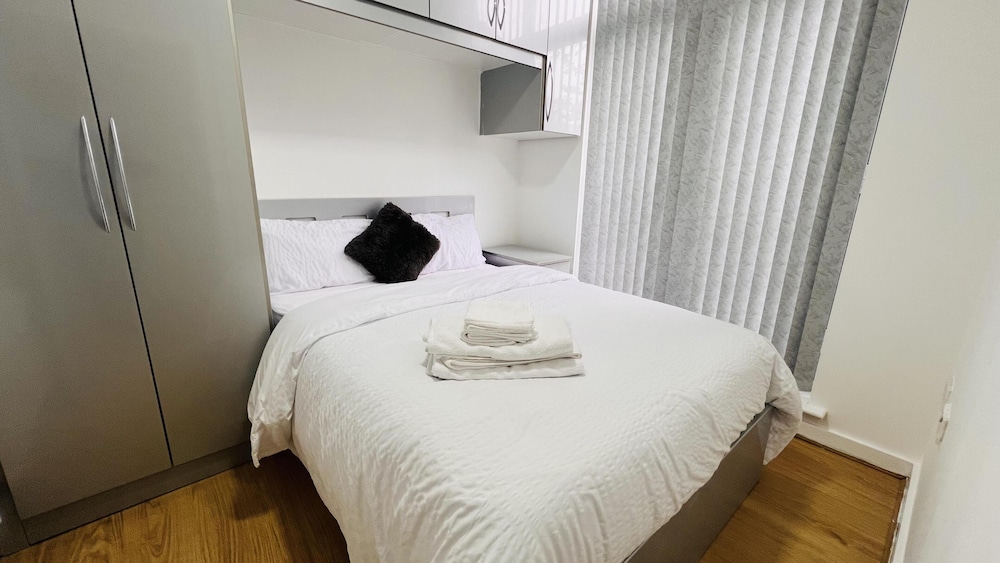 Northolt - House - Sleeps 6 - Parking - Garden view 2