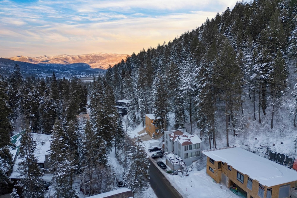 Parkview Mountain House Luxury Ski Home w/ Hot Tub Near Trails & Downtown