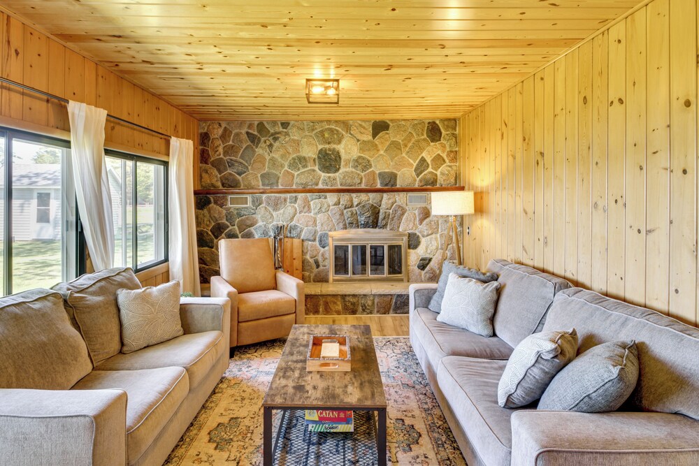 Hackensack Waterfront Retreat on Tenmile Lake