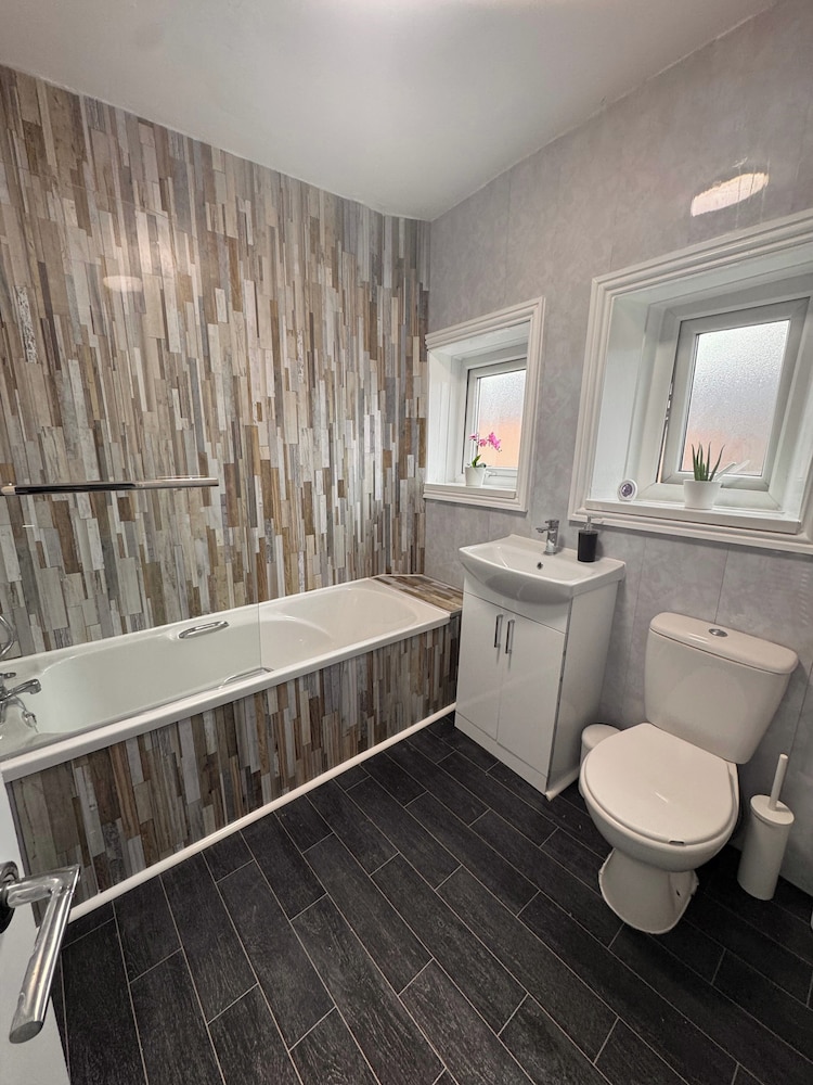 House - Sleeps 6 - Pet Friendly - Garden - Parking