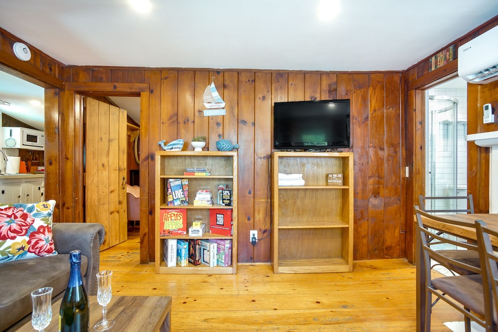 Hot Tub & Kayaks: Dog-friendly House in Yarmouth