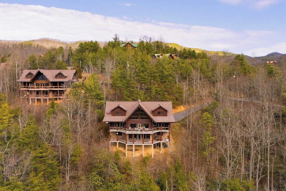 Pinnacle Chalet by Avantstay Luxury Cabin w/ Panoramic Views, Fireplace & Game Room