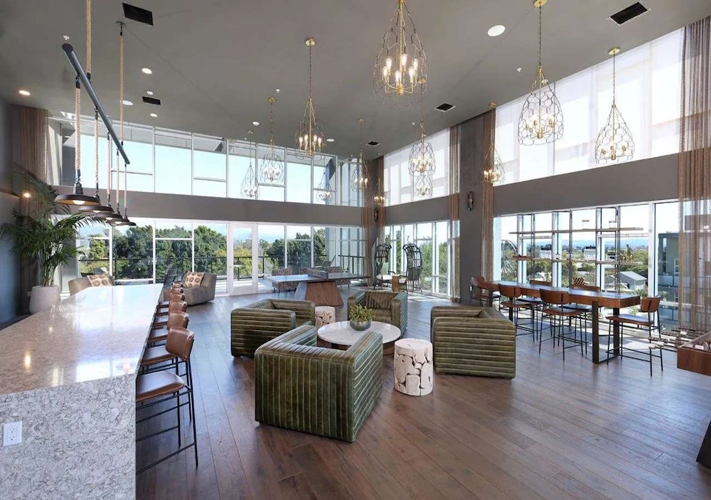 Bright Home 10 Min to Disneyland Pool GYM