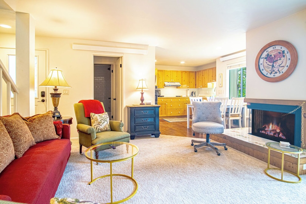 Bonne Vie 2247 Sunny & Spacious 4 Bedroom Condo in the Heart of Elkhorn Village