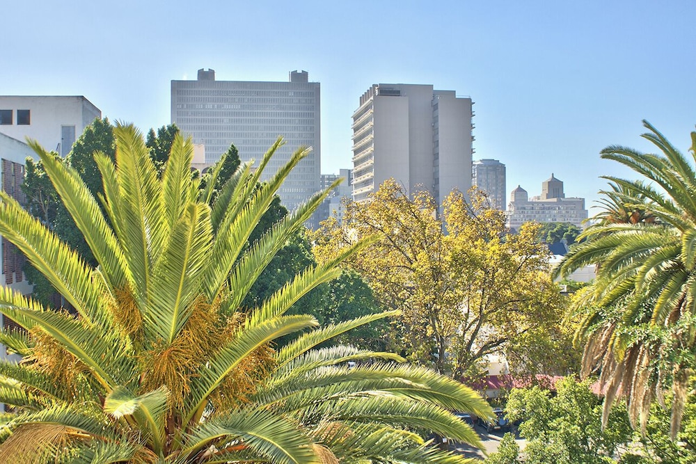 437 St Martini Gardens