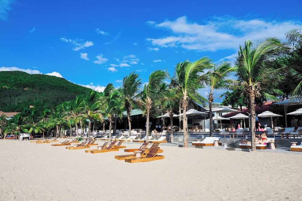 Bounce Beach Hotel & Tien Sa Resort