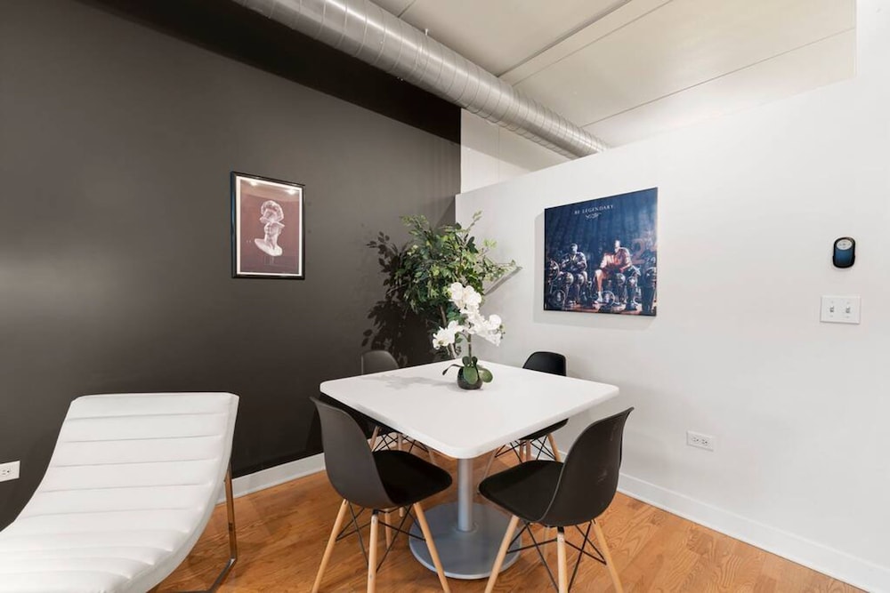 Sleek 2 Bed 2 Bath Condo in Trendy Fulton Market