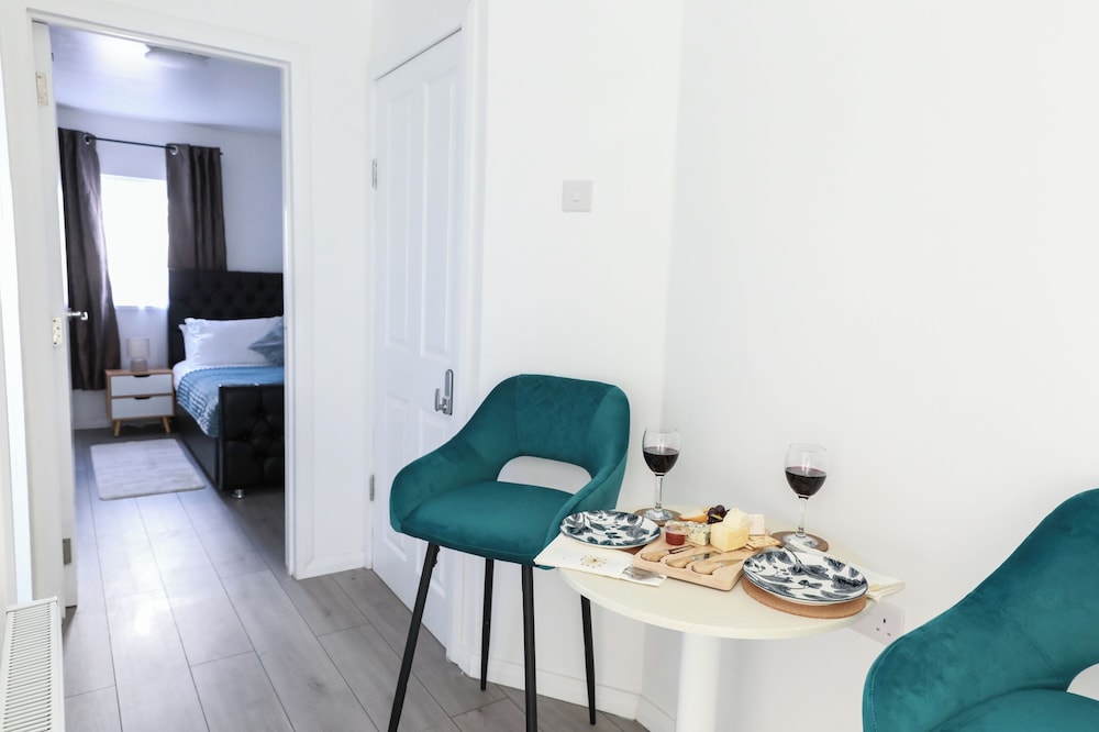 4 Guests - 2 Bedrooms - City Escape Retreat