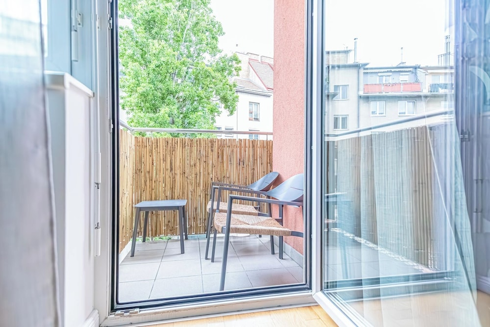 Comfortable 1BR 1LR City Center Apt