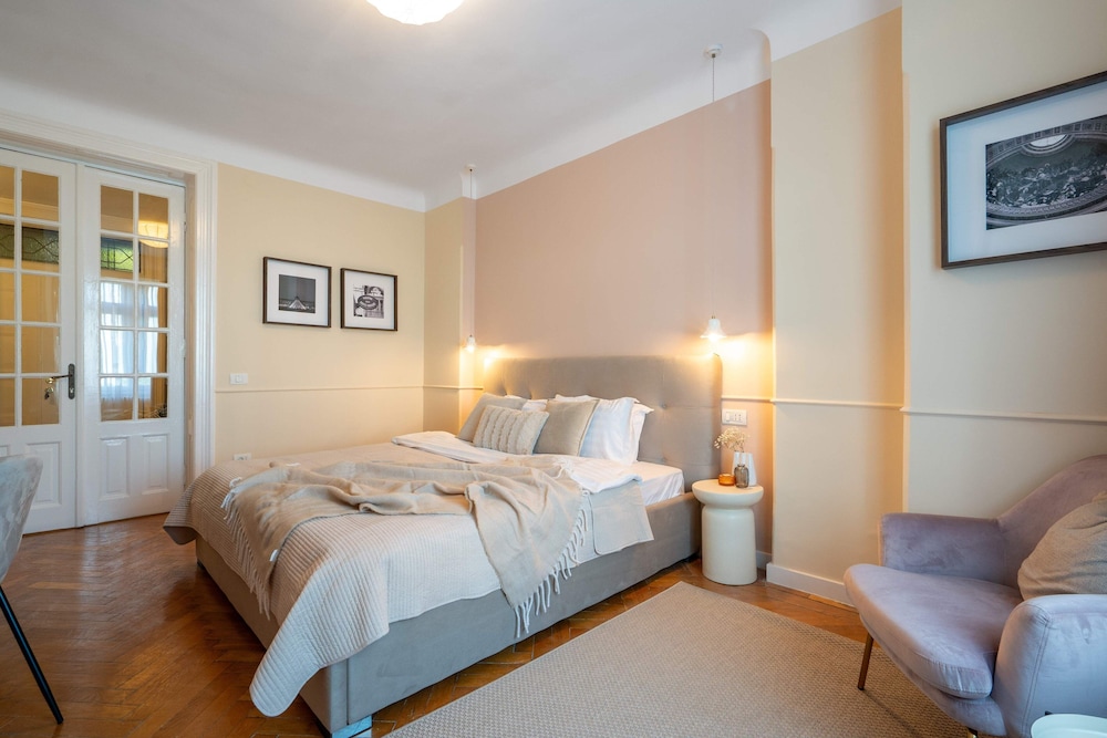 Romanian Athenaeum Flat - Refined 3BR Steps from Calea Victoriei
