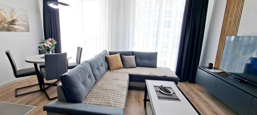 Deluxe Two Bedroom Condo & Pool on 5th Floor