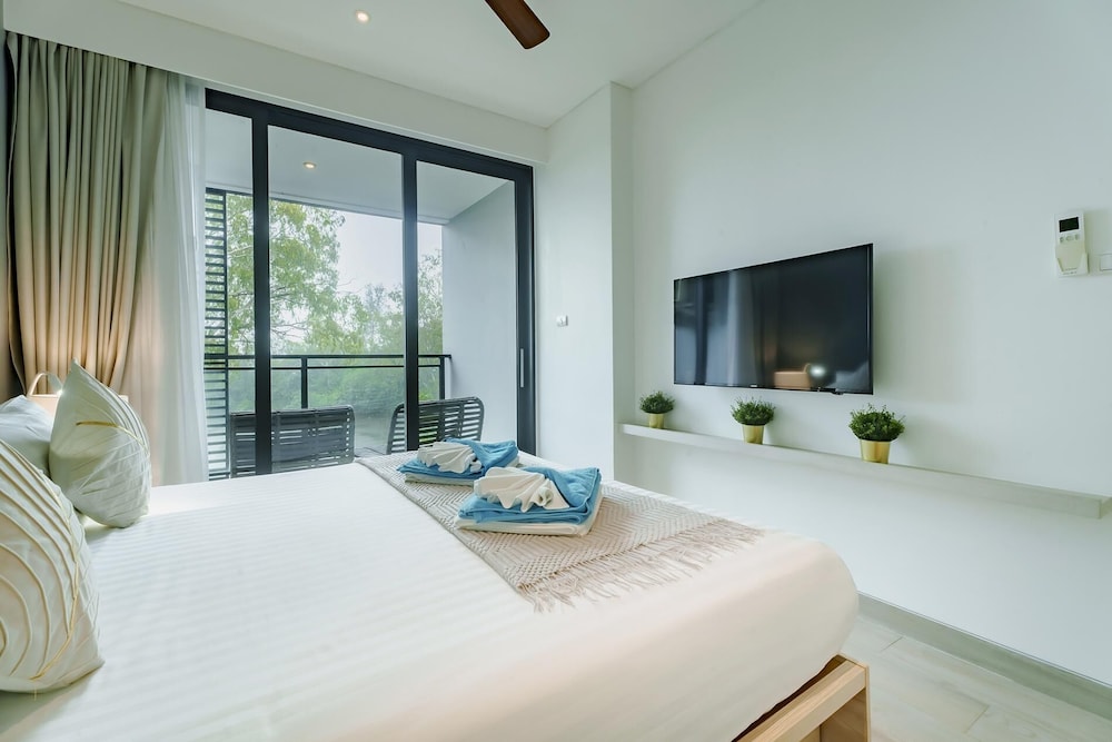 Cassia Exclusive Lake View Condo, Bang Tao Beach