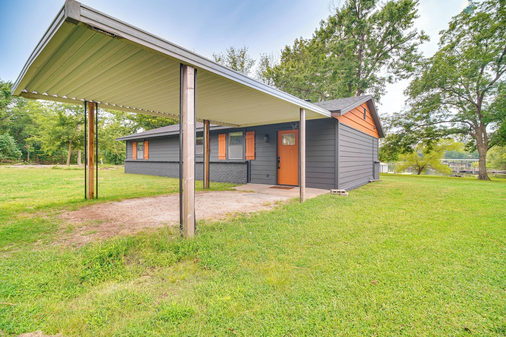 On-site Lake Access: Pet-friendly Vinita Home