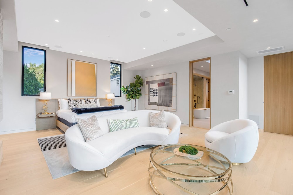 Hutton Villa - 5-bedroom Retreat in Iconic Beverly Hills Oasis