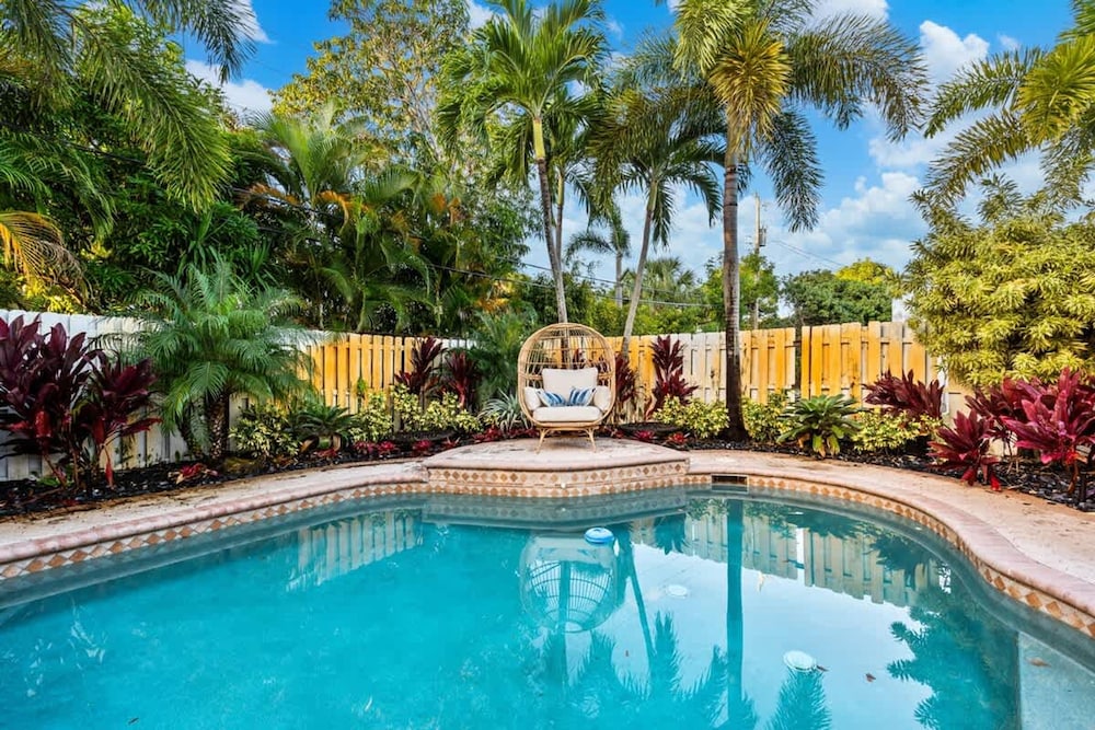 Tropical Getaway Heated Pool Patio Retreat
