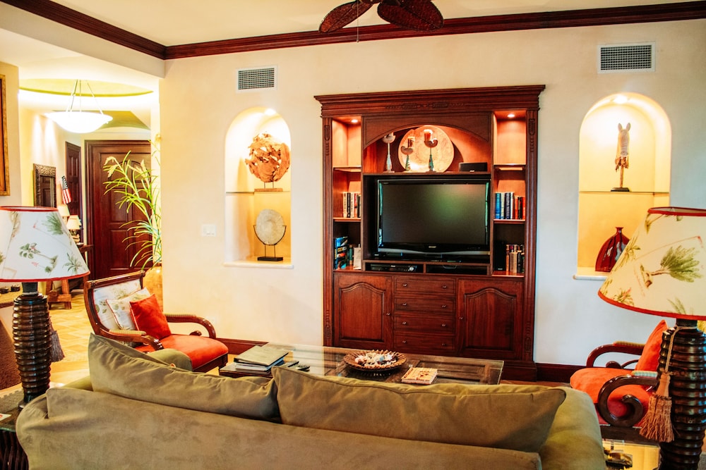 CR Luxury Los Sueños Condos