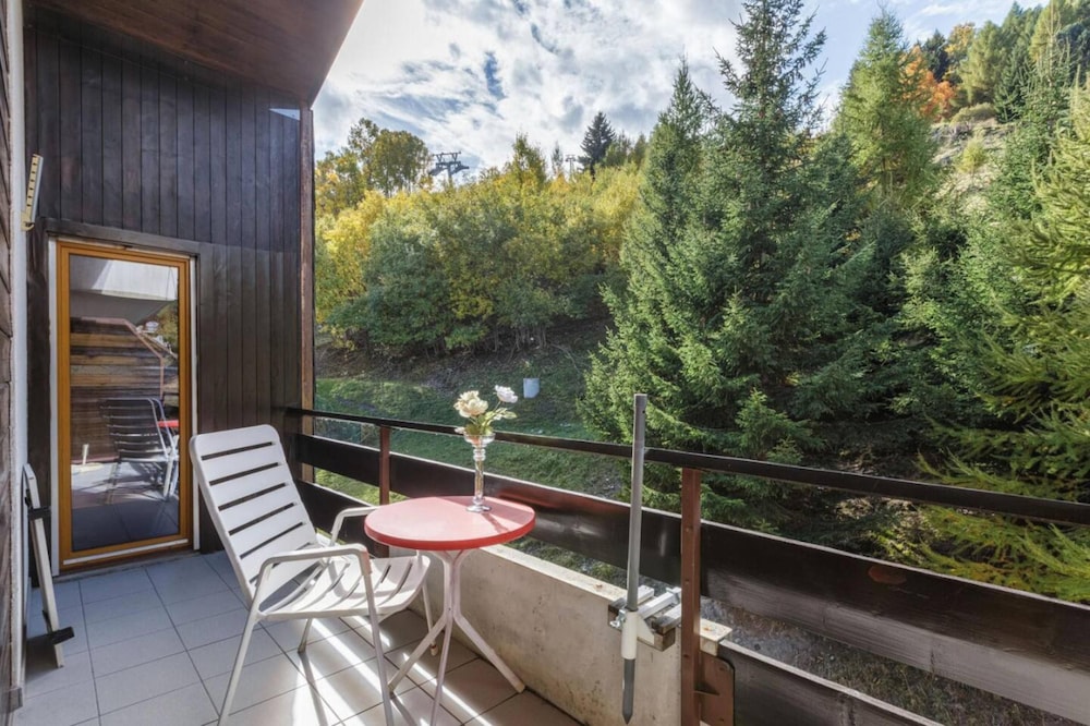 Centrally Placed ski in out Apartment Next to Lift