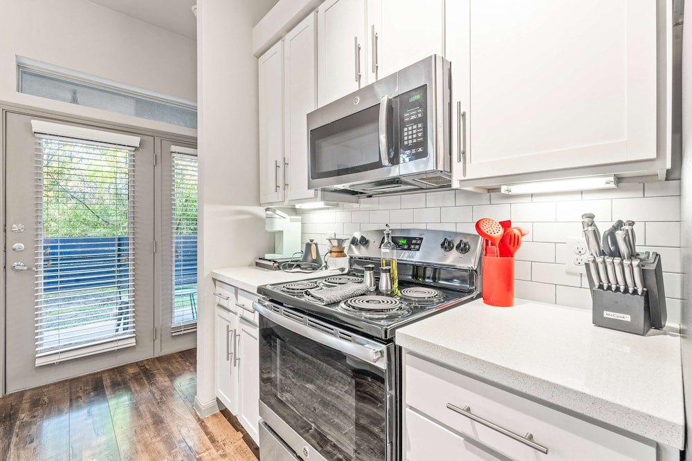 Homey 2BR Suite Close to Downtown w Fast Wifi