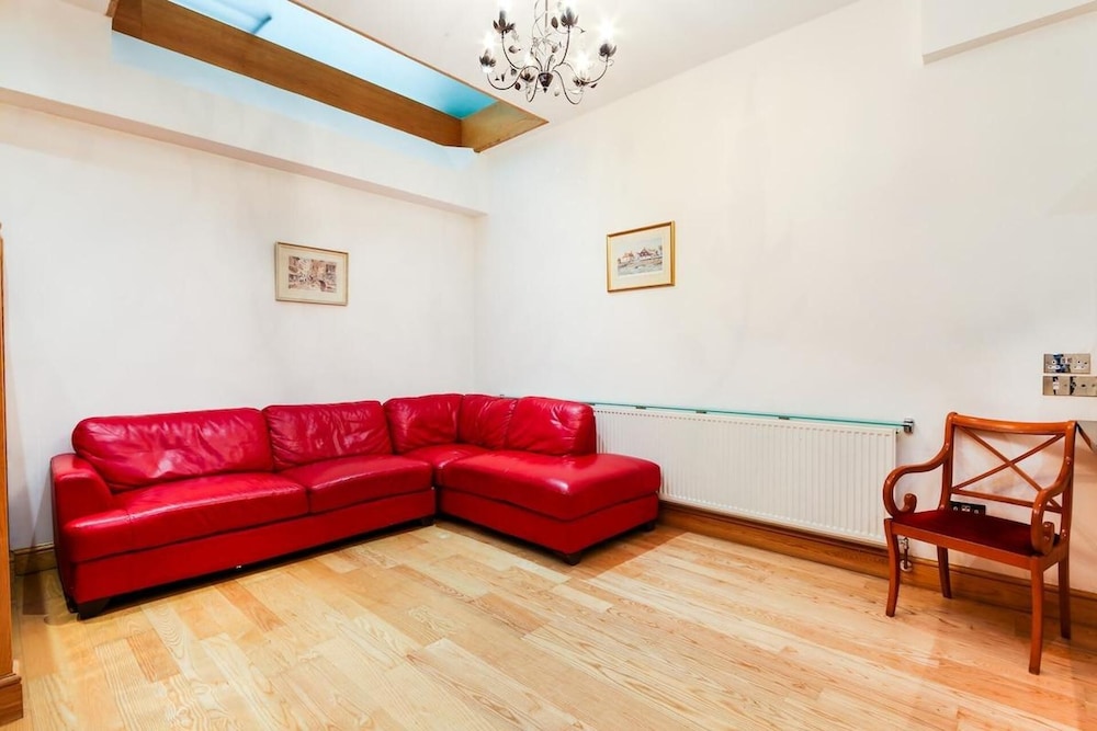 Specious Family Kensington 5-bed House, Sleeps 12