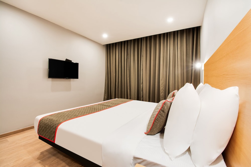 OYO Townhouse 228 Hotel Alana view 2